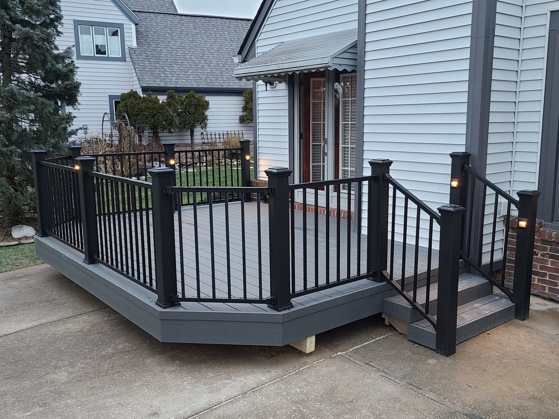 Trex Enhance Basics Clam Shell Decking With Trex Black Signature Aluminum Rail Novi MI