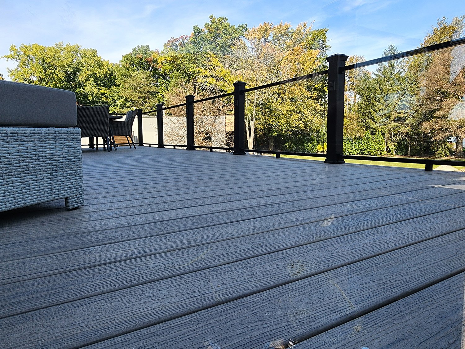 Trex Enhance Naturals Rocky Harbor Decking With Trex Black Signature Aluminum Rail With Tempered Glass 